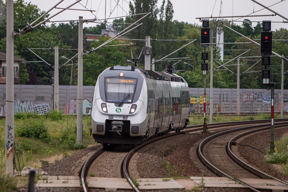 In einer S-Bahn in Leipzig wurde ein 47-Jähriger angegriffen. An der Haltestelle Miltitzer Allee wurde er vom Rettungsdienst in Empfang genommen. (Archivbild)
