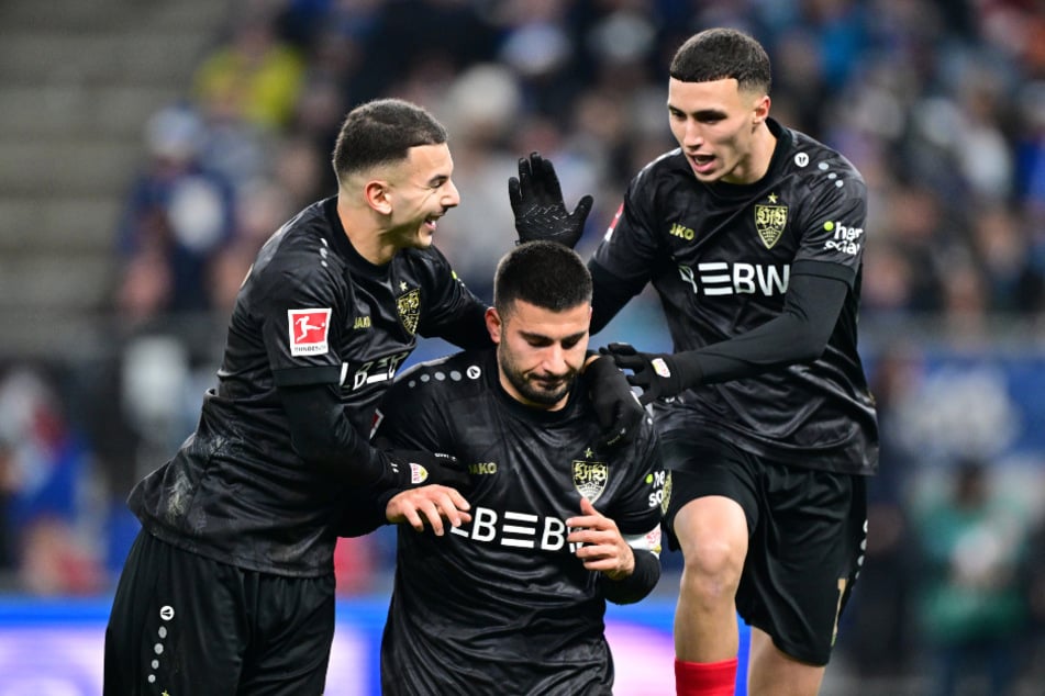 VfB-Stürmer Deniz Undav (M.) lässt sich nach seinem zwischenzeitlichen Ausgleich gegen den HSV von seinen Mitspielern feiern.