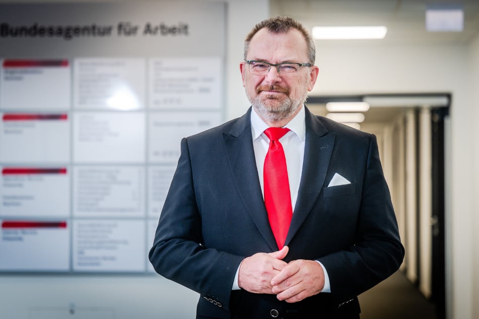 Geld ist wichtig, aber: "Die Menschen wünschen sich heute mehr als nur einen Arbeitsplatz", sagt Regionaldirektor Klaus-Peter Hansen (64).