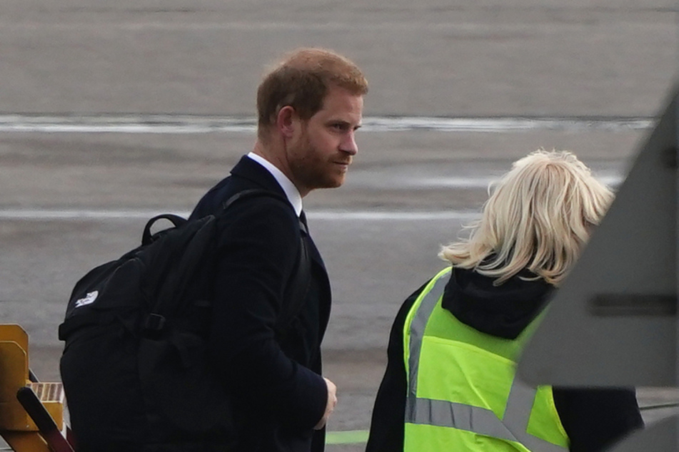Prinz Harry (37), Herzog von Sussex, geht auf dem Vorfeld des Flughafens zu einem Flugzeug, das ihn von Schottland nach London bringt.