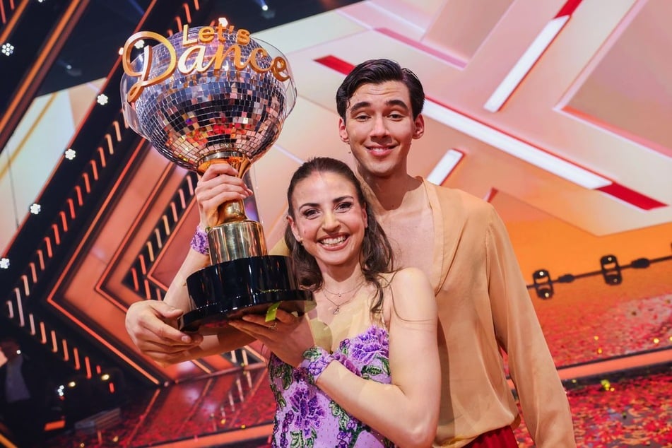 Ekaterina Leonova (37) und Diego Pooth (21) haben überraschend die 17. Staffel der RTL-Show "Let's Dance" gewonnen.