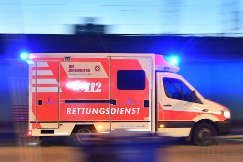 Bei einem Unfall im Freibad haben sich zwei Männer an den Köpfen verletzt. (Symbolbild)