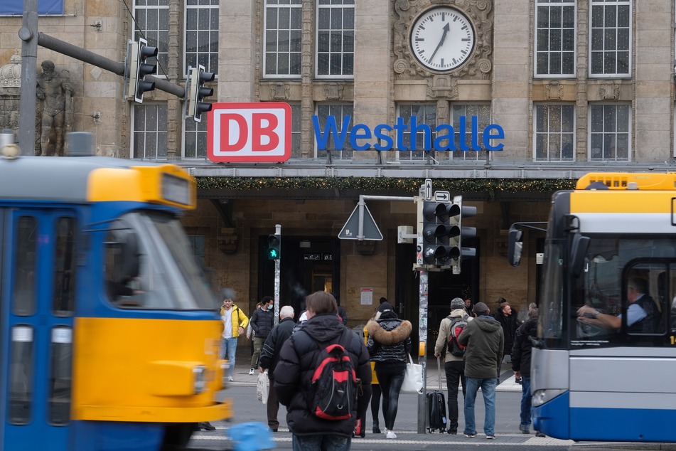 Vor dem Leipziger Hauptbahnhof ist am Samstag ein Autofahrer (52) aus seinem Auto gezerrt und angegriffen worden. (Archivbild)