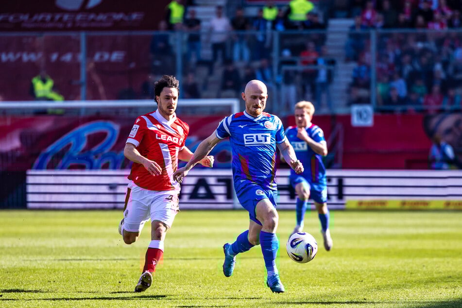 Hansa Rostock und Maxi Krauß (29, r.) könnten am kommenden Spieltag für mindestens eine Nacht an Energie Cottbus vorbeiziehen.