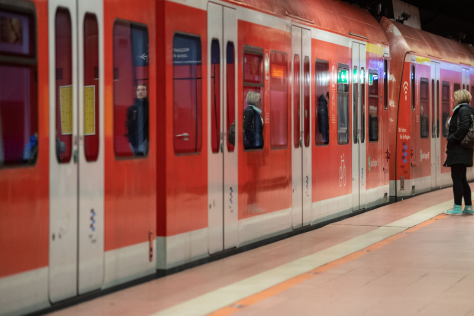 Ein Mädchen soll in einer Stuttgarter S-Bahn sexuell belästigt worden sein. (Symbolbild)