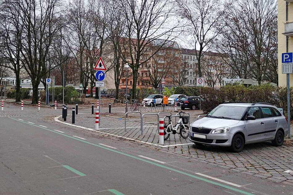 Neue Markierungen auf der Straße zeigen an, wo es langgeht.