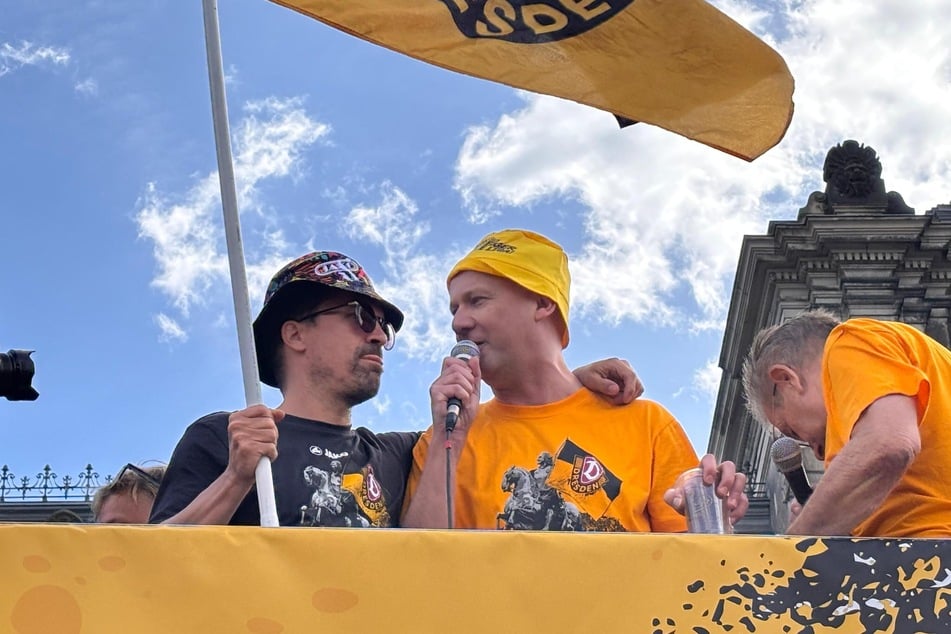 Aufstiegstrainer Thomas Stamm (l.) könnte noch ewig mit dem Truck weiterfahren.