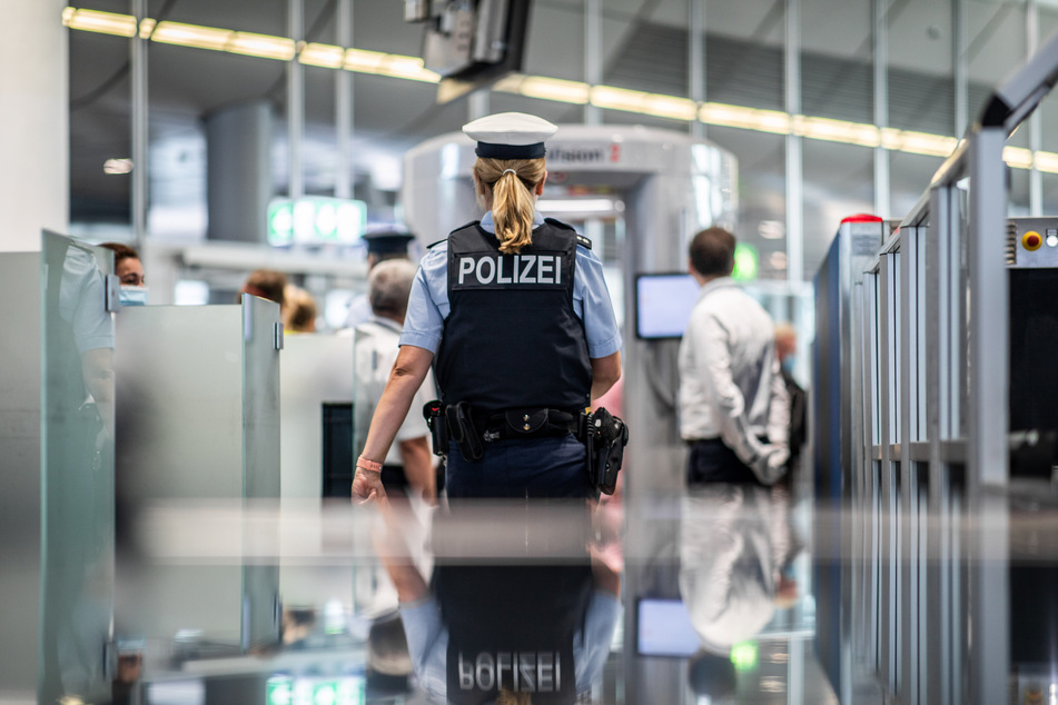 Die Kontrolle am Flughafen Düsseldorf ging schief. (Symbolbild)