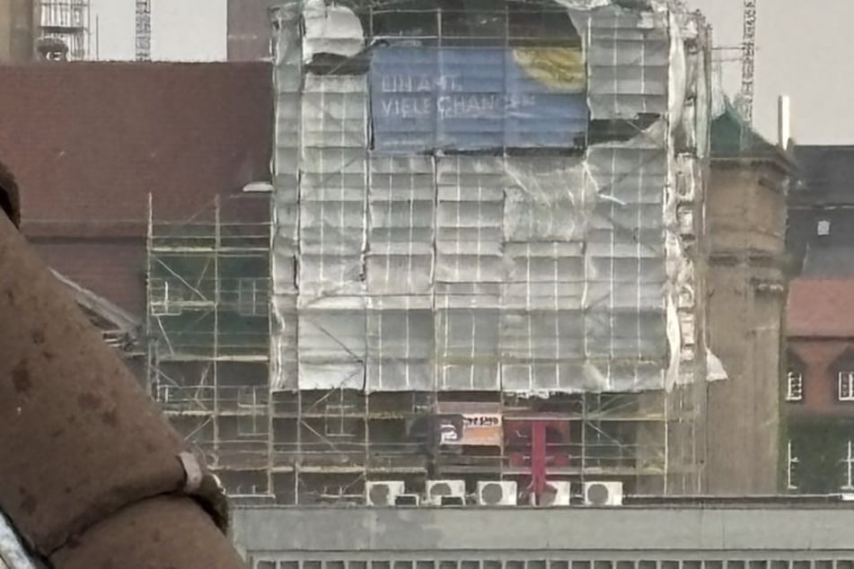 In Spandau rissen die ersten Sturmböen bereits die Plane an einem Baustellengerüst ab.