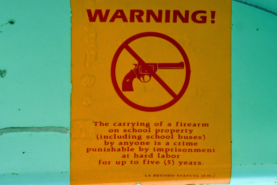 Waffen verboten! Auch dieses Warnschild im US-Schulbus ist ein Original.