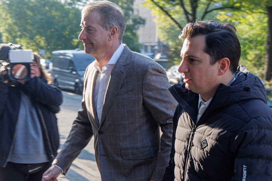 Stephan Hensel (51) mit seinem Anwalt Philip von der Meden am Mittwoch vor dem Hamburger Landgericht.