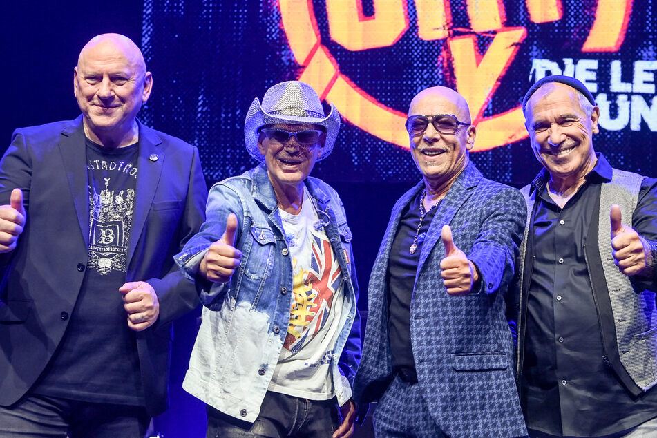 Die Musiker Manfred Hennig (69, v.l.n.r.), Toni Krahl (71), Fritz Puppel (76) und Georgi Gogow (73) von der Band City bei einem Pressetermin zum 50-jährigen Bestehen im Jahr 2022.