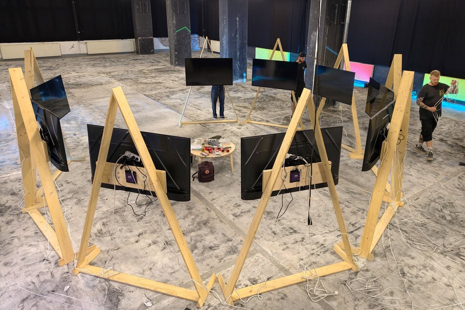In Halle 2 im Spinnbau stehen neun Bildschirme für die Video-Installation.
