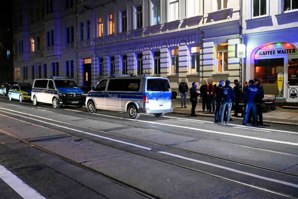 Eine mutmaßliche Schlägerei vor dem "Kaffee Walter" in Leipzig beschäftigt seit Sonntagabend die Polizei.