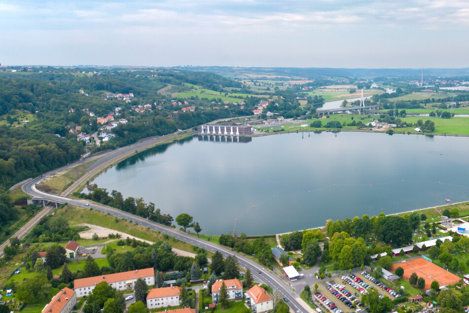 Fast schon malerisch schmiegt sich der Stausee des Pumpspeicherwerks Niederwartha in die Landschaft.