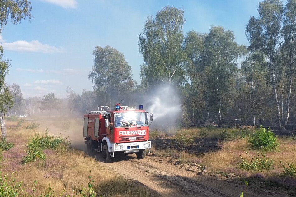 Die Feuerwehr kämpfte auf dem früheren Truppenübungsplatz gegen die Flammen.