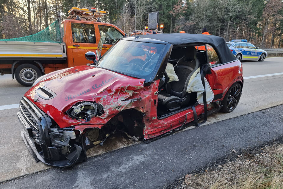 Der Mini Cooper des Geisterfahrers wurde bei dem Unfall stark beschädigt.