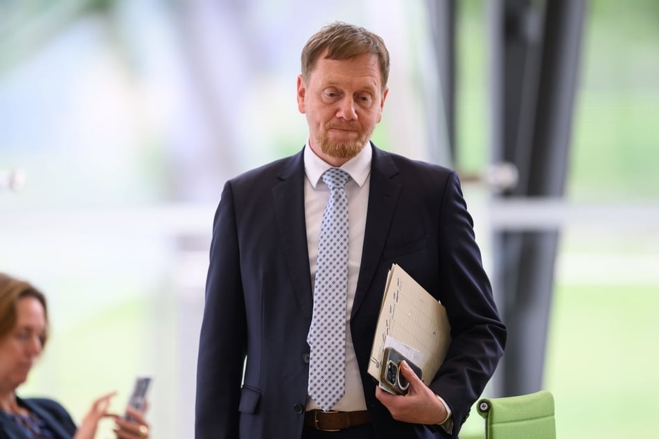 Sein Vorschlag einer 40-Stunden-Woche ohne Lohnausgleich kam bei Belegschaft und Gewerkschaft nicht gut an: Ministerpräsident Michael Kretschmer (51, CDU).