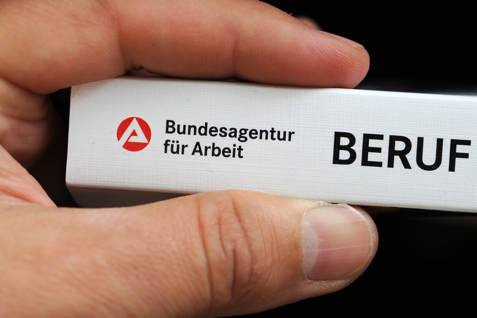 Eine Broschüre der Arbeitsagentur wird gezeigt.