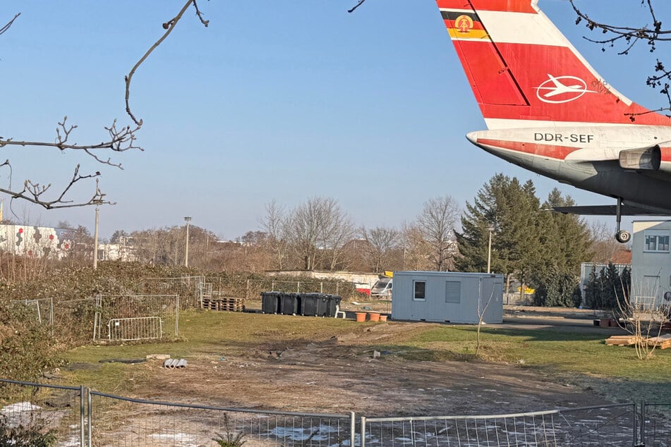 Viel ist von dem Zeltstandort an der Arno-Nitzsche-Straße schon nicht mehr übrig. Die meisten Zelte wurden bereits abgebaut, lediglich eines der Behausungen, ein Container und Einrichtungsgegenstände finden sich noch.