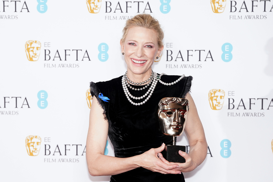 Charmant und bezaubernd: Cate Blanchett (53) mit dem BAFTA-Darsteller-Preis für "Tár".