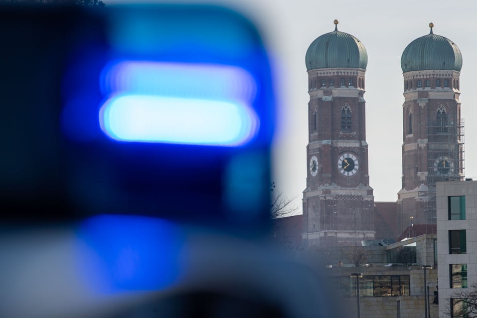 Die Münchner Polizei fahndet nach einem Raubdelikt nach einem flüchtigen Mann. (Symbolbild)