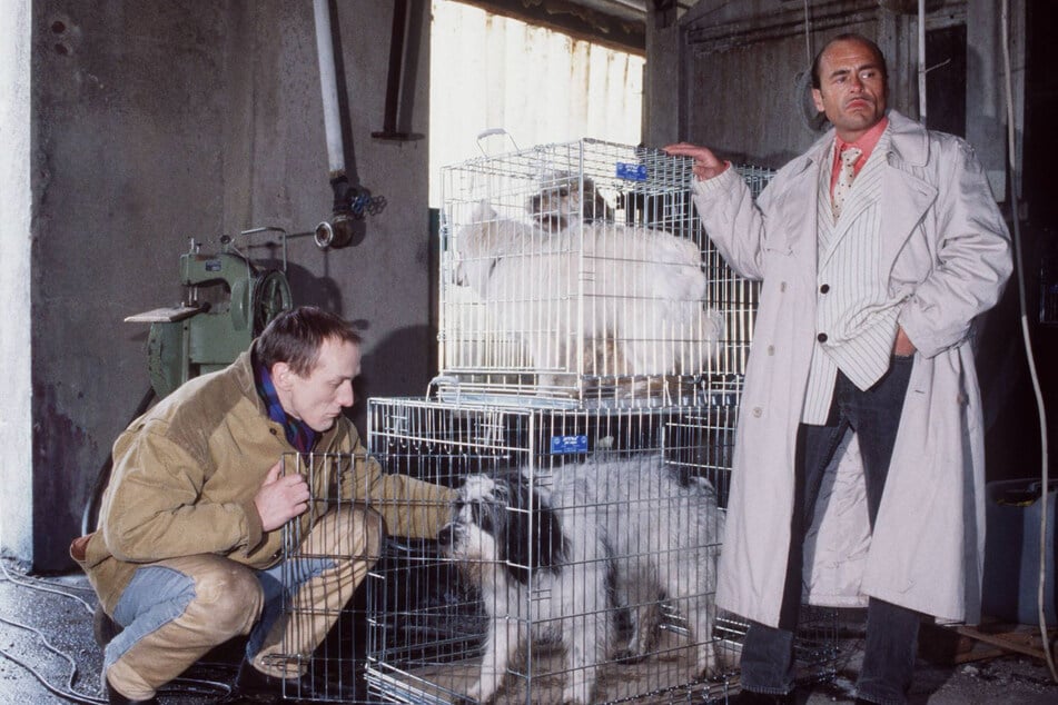 Mössmer (r.) in seiner Rolle als "Ritter" im Film "Alle lieben Willy Wuff" (1995).
