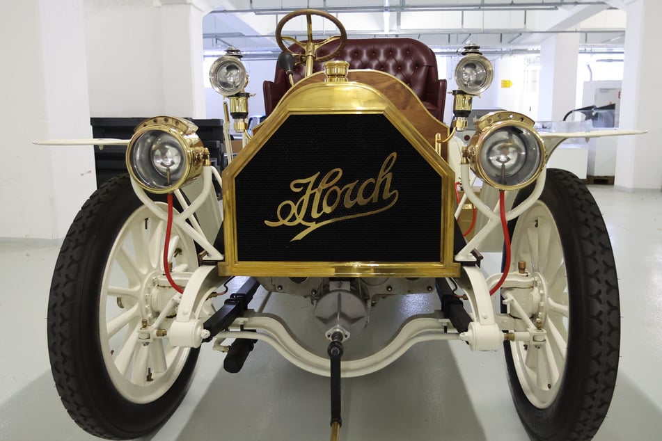 Der erste Nachbau des Horch 14-17 PS von 1904 steht in einer Fahrzeughalle des Horch Museums.