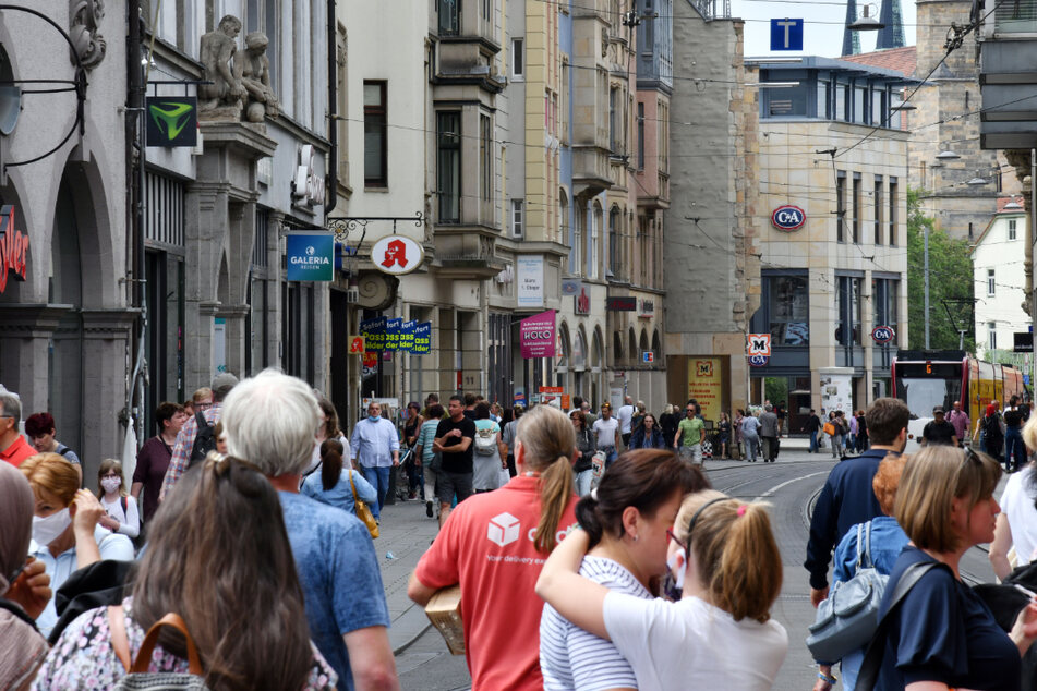 Menschen tummeln sich auf einer Einkaufsstraße in Erfurt. Abstand halten und nur eine bestimmte Anzahl an Personen treffen könnte in Thüringen bald der Vergangenheit angehören.
