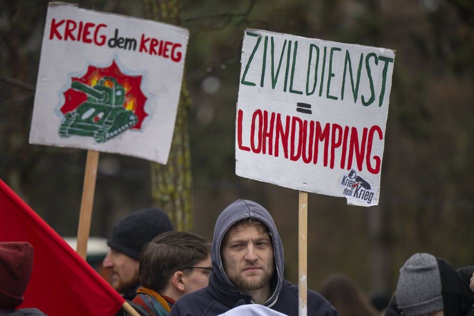 Bei zu niedrigen Freiwilligenzahlen im Wehrdienst soll der Bundestag über eine sogenannte Bedarfswehrpflicht entscheiden können. Das kommt gar nicht gut an.