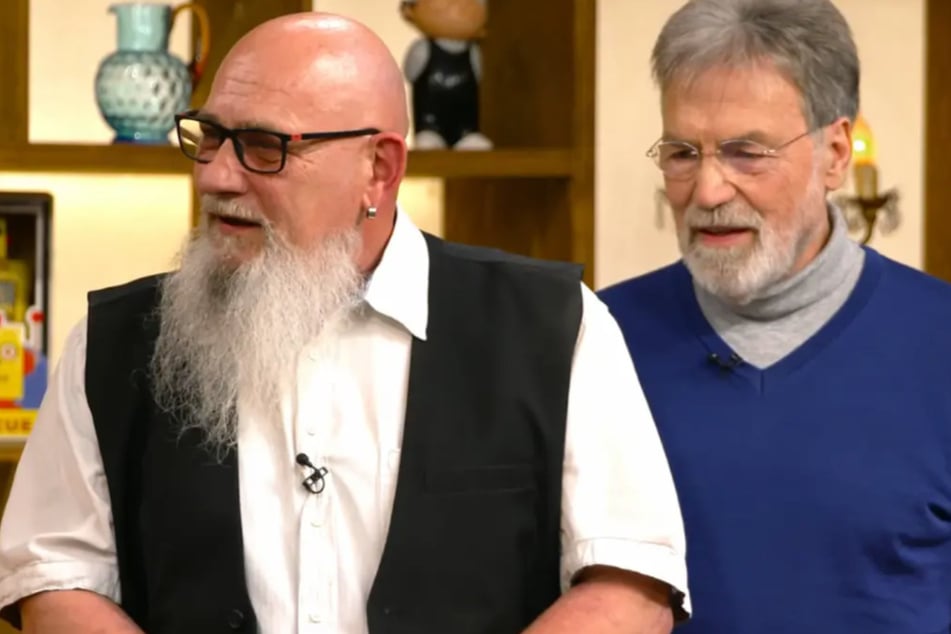 Helmut Tripp (l.) und Michael Wilm wollen bei "Bares für Rares" drei alte Turngeräte zu Geld machen.