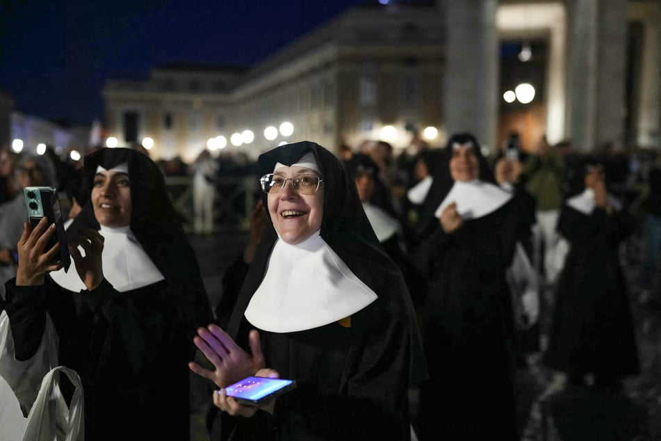 Warten auf den neuen Papst: Wann wird weißer Rauch zu sehen sein?