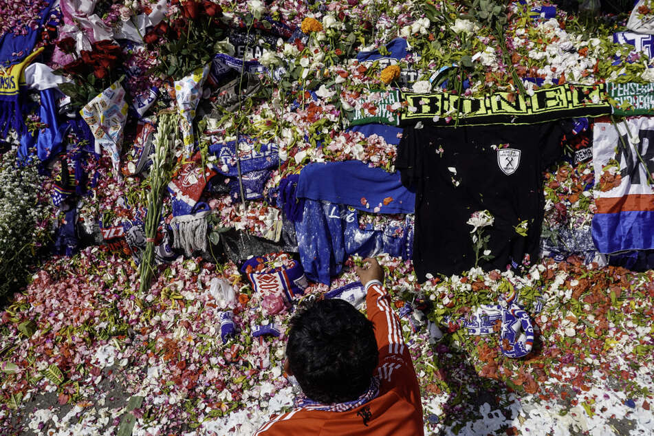 Mindestens 125 Menschen kamen ums Leben. Unmengen an Blumen wurden zum Gedenken an die Opfer vor dem Kanjurujan-Stadion niedergelegt.