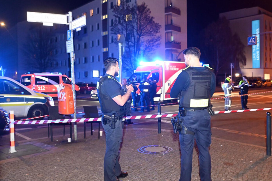 Einsatzkräfte fuhren zur Heinrich-Heine-Straße und fanden einen der beiden verletzten Männer.