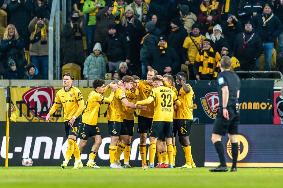 Dynamo belohnt sich früh und bejubelt das 1:0.