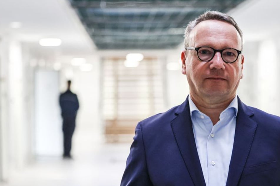 Köln: Sind Gefängnisse noch sicher? NRW-Justizminister in Köln mit Spürhündin unterwegs