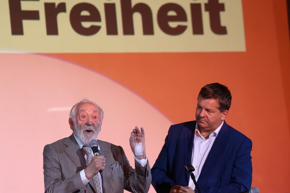 Schauspieler Dieter "Didi" Hallervorden (90) tritt bei einem Wahlkampfevent von Sachsen-Anhalts Ministerpräsident Sven Schulze (47, CDU, r.) auf.