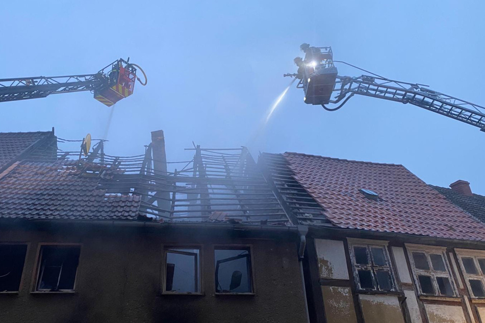 Das Wohnhaus brannte bei dem Feuer am Freitag völlig nieder und gilt seitdem als einsturzgefährdet.