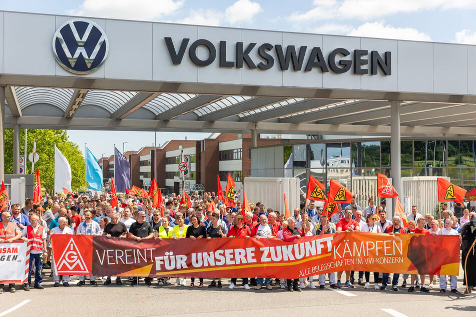 Am Donnerstag protestierten zahlreiche Mitarbeiter vor dem VW-Werk in Zwickau gegen die bekanntgewordenen Schließungspläne.