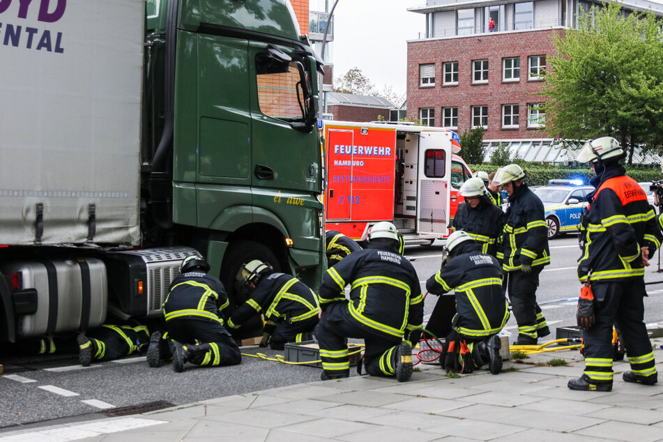 In Hamburg ist am Freitagnachmittag eine Fahrradfahrerin von einem Lkw erfasst und eingeklemmt worden.