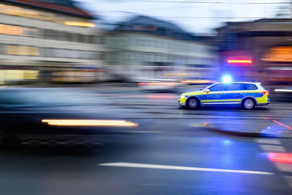 In Münchnen sucht die Polizei nach einem Autofahrer, der ein Kind angefahren hat. (Symbolbild)