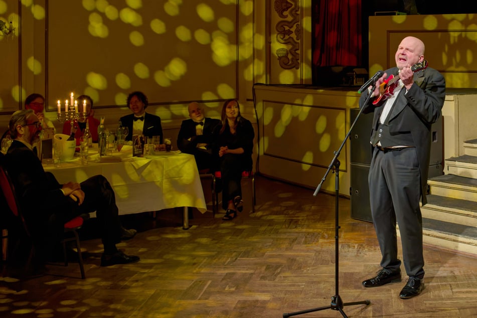 Kabarettist Peter Flache stimmte Gedichte und auch zwei Lieder an.