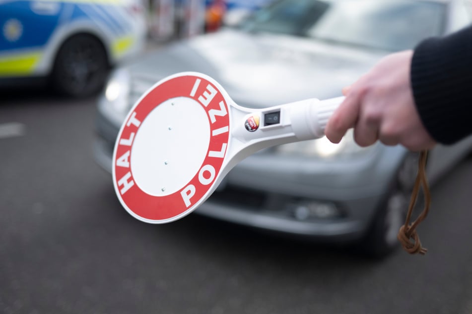 Die Polizei kontrollierte das Auto wenige Kilometer hinter der Grenze. (Symbolfoto)