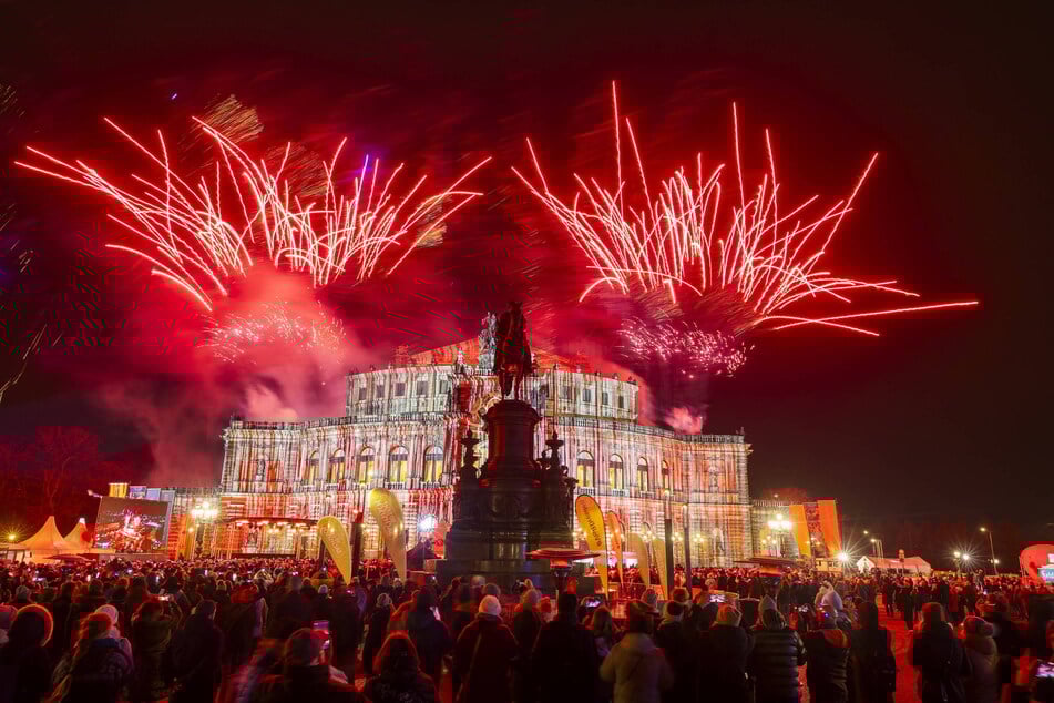 Ein Feuerwerk krönt beim SemperOpernball alljährlich den nächtlichen Himmel.