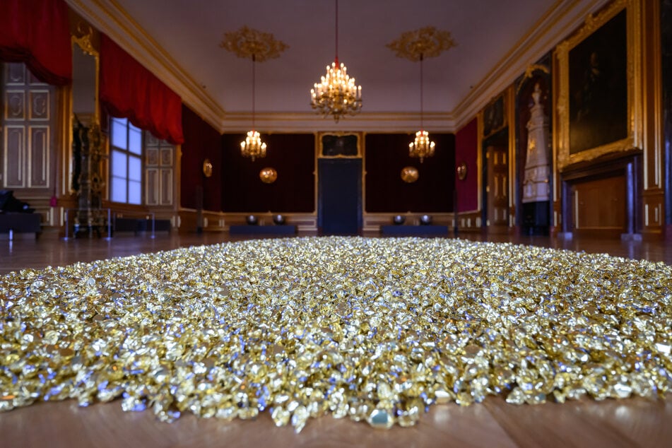 Das Kunstwerk "Candy Works" präsentiert derzeit Hunderte goldene Bonbons.