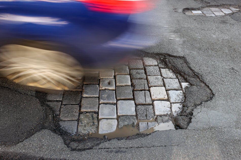 Sachsen muss die Mittel für den Straßenbau wegen knapper Kassen im geplanten Doppelhaushalt drastisch kürzen. Die Mittel des Bundes könnten da helfen, arge Missstände zu beseitigen. (Symbolbild)