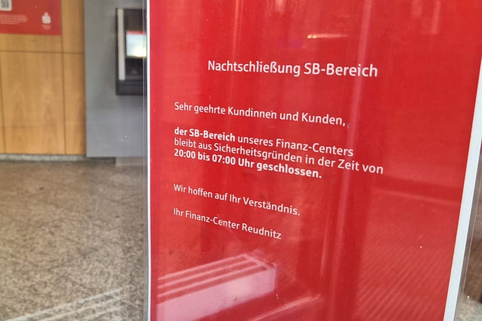 In der Filiale an der Dresdner Straße in Reudnitz gelten schon seit längerer Zeit veränderte Öffnungszeiten. Hier ist der SB-Bereich sogar zwischen 20 und 7 Uhr geschlossen.