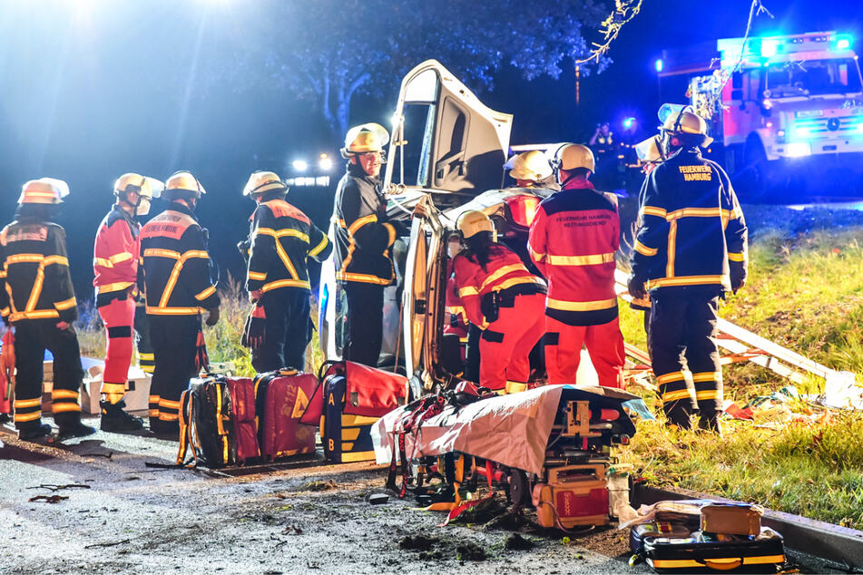 Auf der B75 bei Harburg-Mitte ist am Montagmorgen ein 28-jähriger Mann mit seinem Auto gegen einen Baum gekracht und schwer verletzt worden.