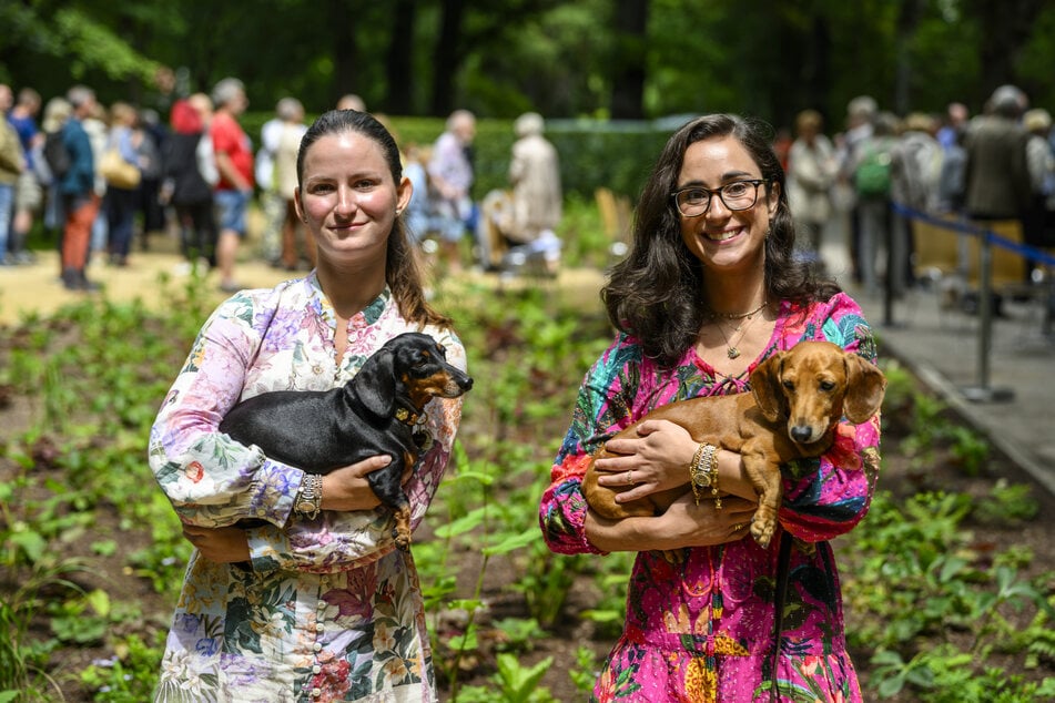 Hahns Enkelinnen Sofia (l.) und Victoria Hahn waren bei der Eröffnung dabei.
