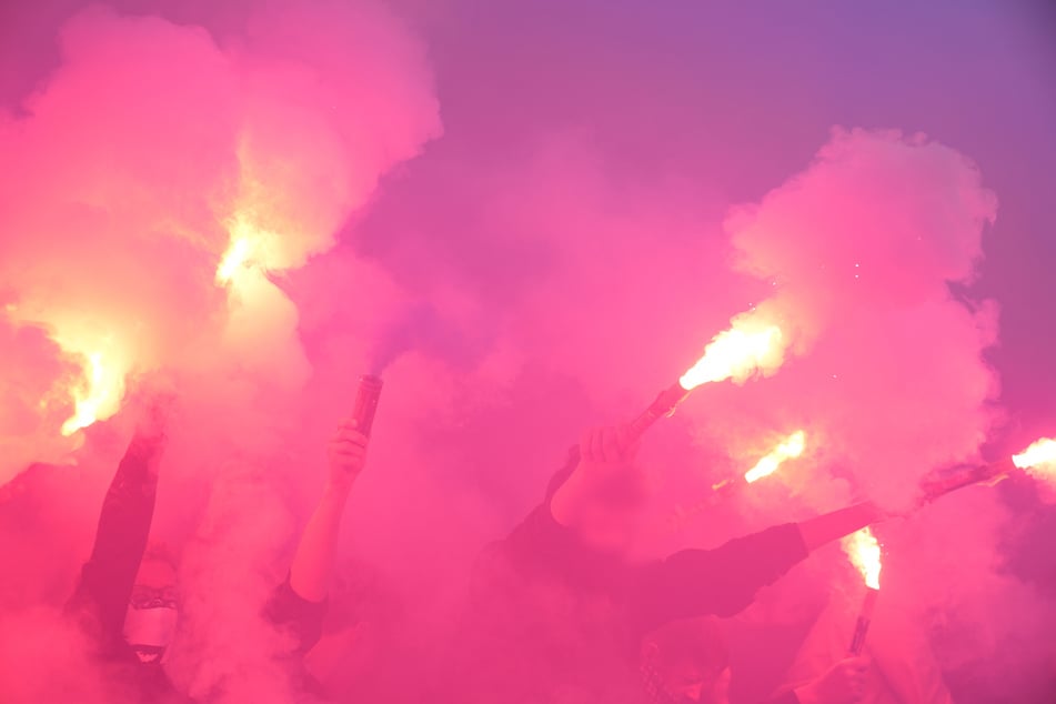 Bei einem Oberligaspiel in Sachsen kam es zu massiven Ausschreitungen. (Symbolbild)